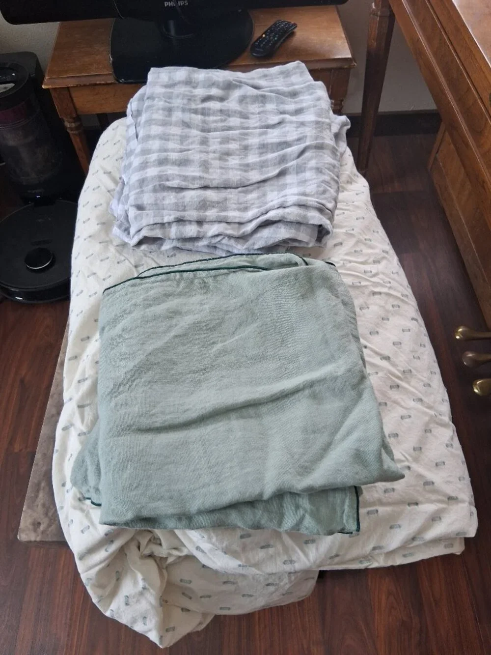 Brooklinen King Duvet Cover Set + Bedsure King Duvet Cover Set BUNDLE. FLAWS